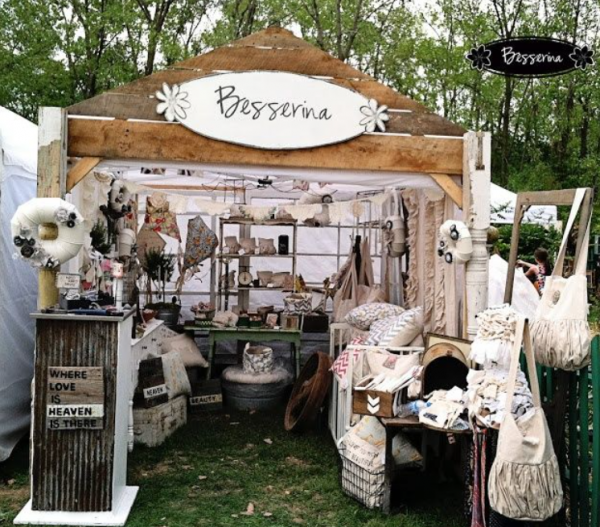 Stand jualan minuman dengan sentuhan artistik